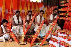 കടമ്പുവൃക്ഷം, മഹാഗണി എന്നിവയാണ് വില്ല് നിര്‍മാണത്തിനായി ഉപയോഗിക്കുന്നത്.