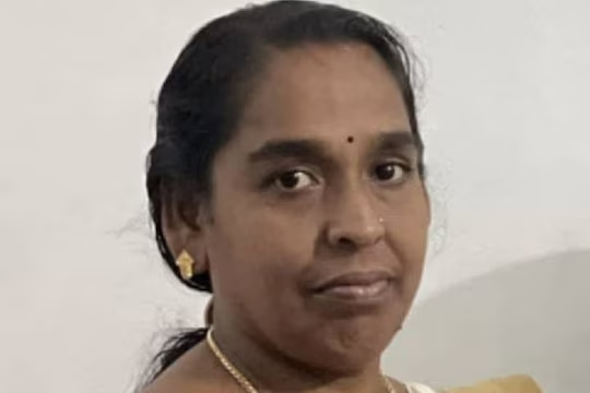  സ്കൂട്ടർ യാത്രക്കിടെ ഷാൾ കഴുത്തിൽ കുരുങ്ങി യാത്രികയ്ക്ക് ദാരുണാന്ത്യം