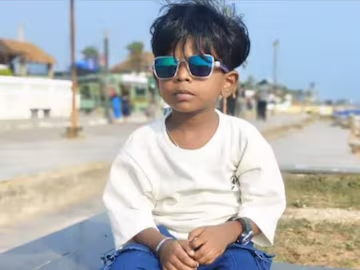   കളിപ്പാട്ടക്കാറിൽ കാലുകുടുങ്ങി പരിക്കേറ്റ നാലുവയസുകാരൻ മരിച്ചു‌