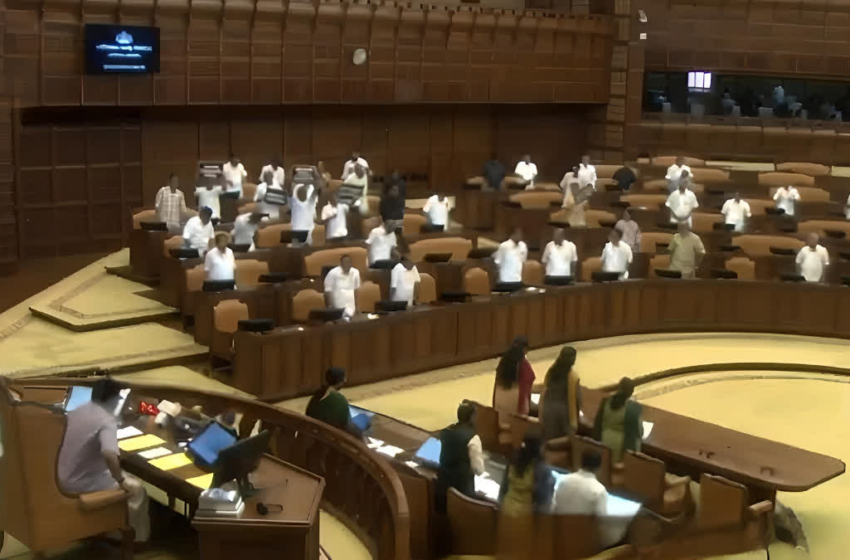  സഭ സ്തംഭിച്ചു: ശബരിമല സ്വർണക്കൊള്ള വിവാദത്തിൽ നിയമസഭയിൽ ഭരണ-പ്രതിപക്ഷ പോര്