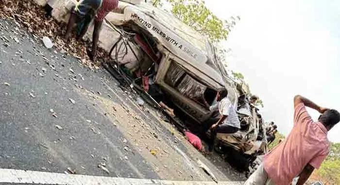  വാൽപ്പാറയിൽ വിനോദസഞ്ചാര വാഹനം കൊക്കയിലേക്ക് മറിഞ്ഞു; എട്ട് മലയാളികൾ മരിച്ചു