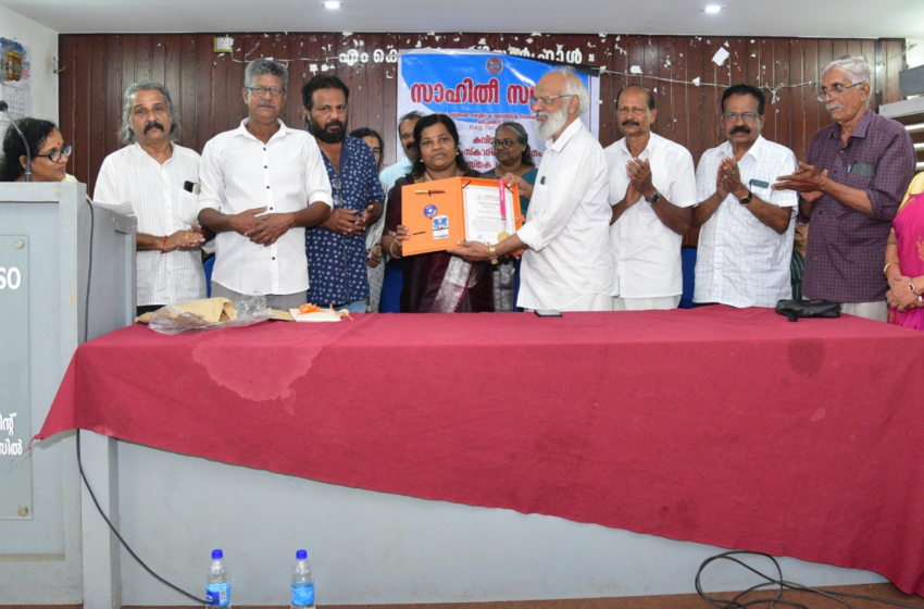  ആശാ കിഷോറിന്റെ കുമാരനാശാൻ ശില്പ ചിത്രം കേരളാ റിക്കാർഡ് ബുക്കിൽ; അവാർഡ് സമർപ്പിച്ചു