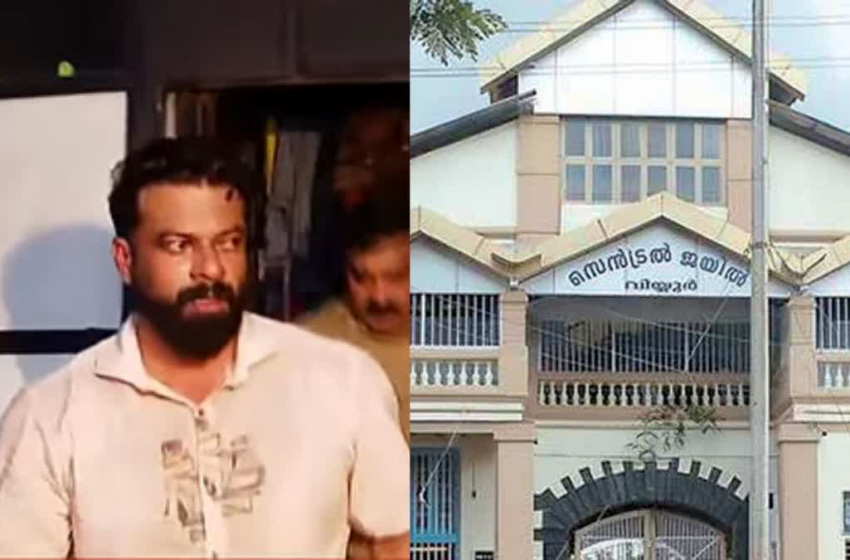  അഴിക്കുള്ളിലെ സത്യപ്രതിജ്ഞ; കേരള ചരിത്രത്തിലാദ്യമായി ജയിലിനുള്ളിൽ ജനപ്രതിനിധിയായി ചുമതലയേറ്റ് ആർ. സുഗതൻ