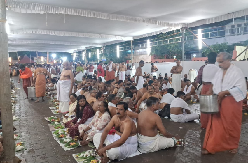  പിതൃസ്‌മരണയിൽ നാട്: സംസ്ഥാനത്തെ ബലിതർപ്പണ കേന്ദ്രങ്ങളിൽ വൻ ഭക്തജനത്തിരക്ക്