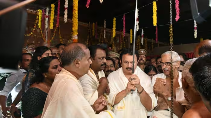  ഭക്തിസാന്ദ്രമായി ഉടവാൾ കൈമാറ്റം; നവരാത്രി വിഗ്രഹഘോഷയാത്ര അനന്തപുരിയിലേക്ക് പുറപ്പെട്ടു