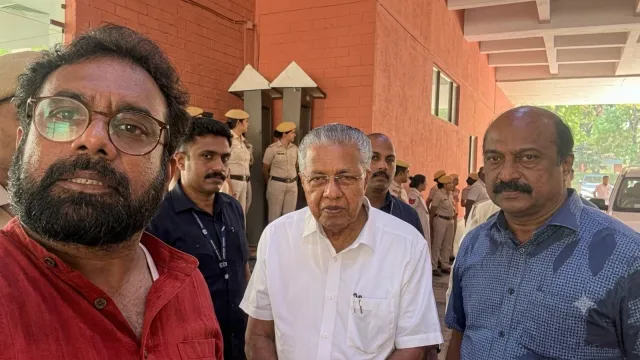  ഡൽഹിയിൽ കസ്റ്റഡിയിലായ പിണറായി വിജയനെ വിട്ടയച്ചു; പൊലീസിനെതിരെ രൂക്ഷ വിമർശനവുമായി മുൻ മുഖ്യമന്ത്രി